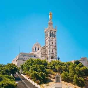 Vizitează Marsilia dintr-un autobuz turistic Hop-On Hop-Off – Explorează repere și atracții în 2026 Urcă în autobuzul decapotabil în Marsilia, Franța – Descoperă atracții de top, monumente și comori ascunse cu un tur hop-on hop-off în 2026